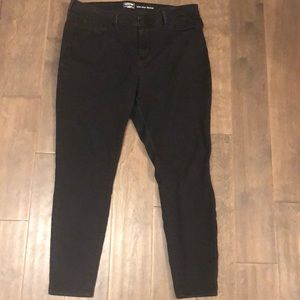 Levi’s black mid-rise skinny jeans
